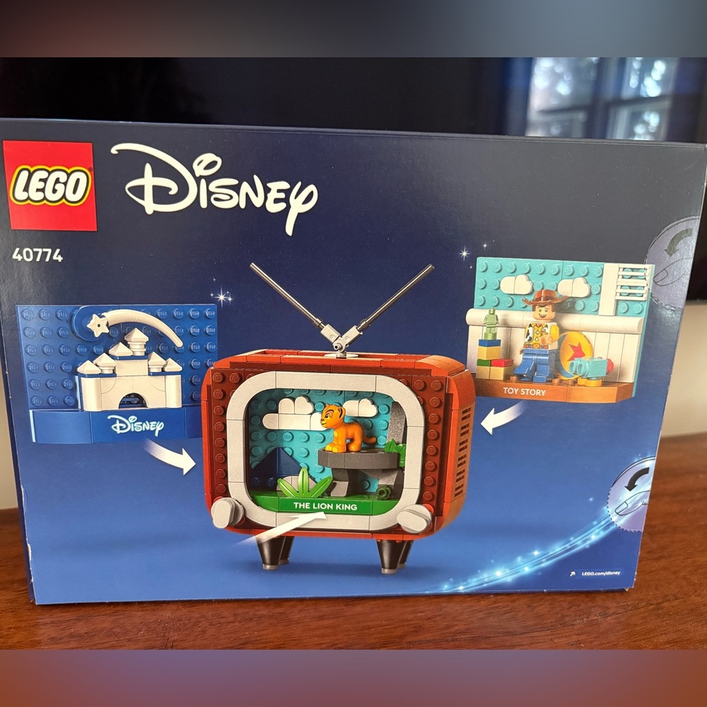LEGO Disney Retro TV Set with Moving Scenes - Picture 2 of 4